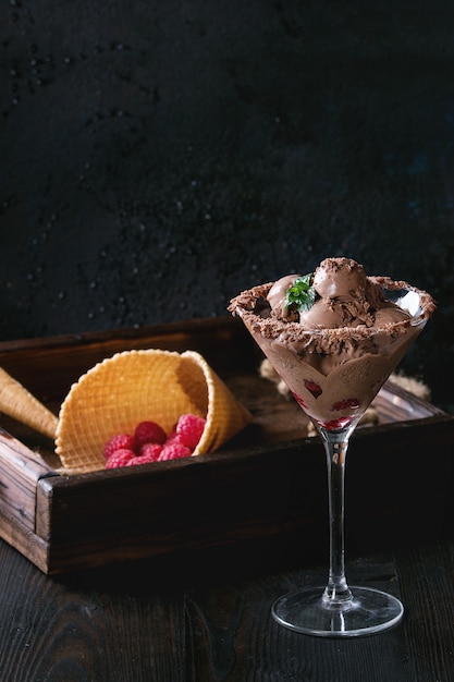 Helado de chocolate con frambuesas