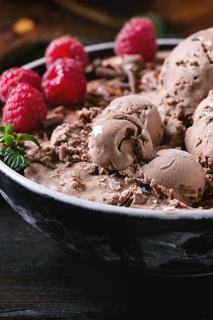 Helado de chocolate con frambuesas