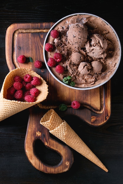 Helado de chocolate con frambuesas