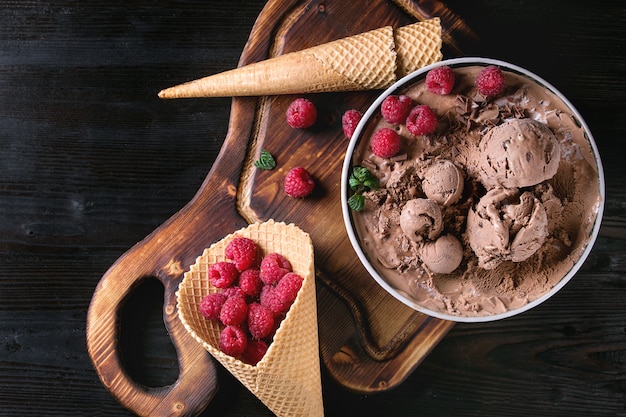 Helado de chocolate con frambuesas