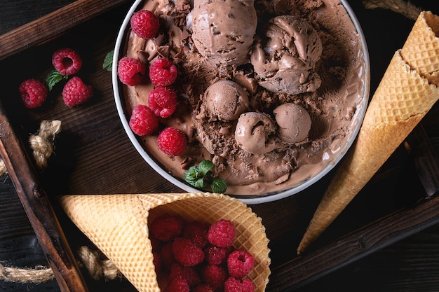 Helado de chocolate con frambuesas