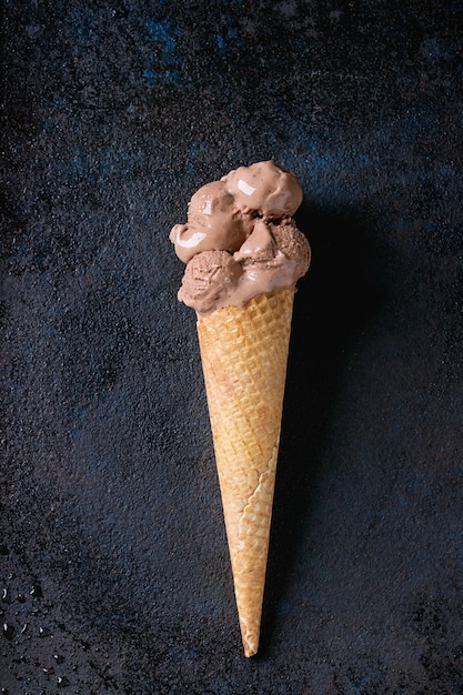 Helado de chocolate con frambuesas