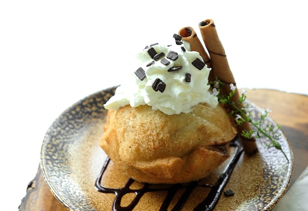 Helado de chocolate frito con fondo blanco.