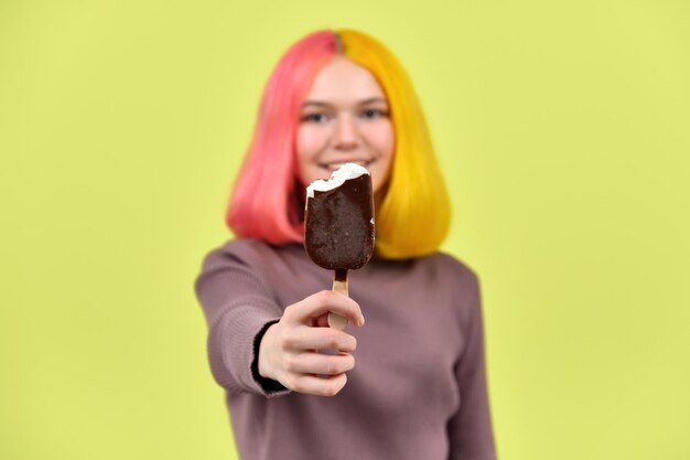 Helado de chocolate Halffeaten en el primer plano de la mano de una mujer joven