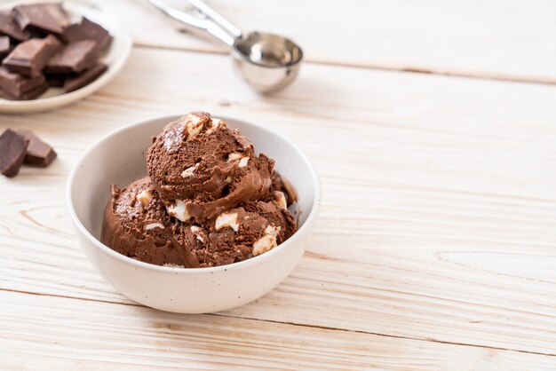 Foto helado de chocolate con malvaviscos