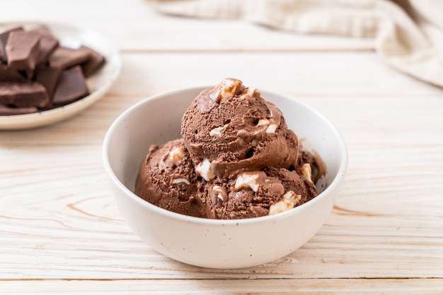 helado de chocolate con malvaviscos