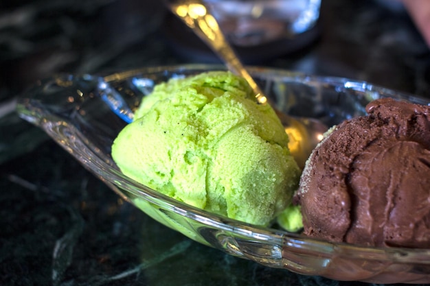 Helado de chocolate y manzana