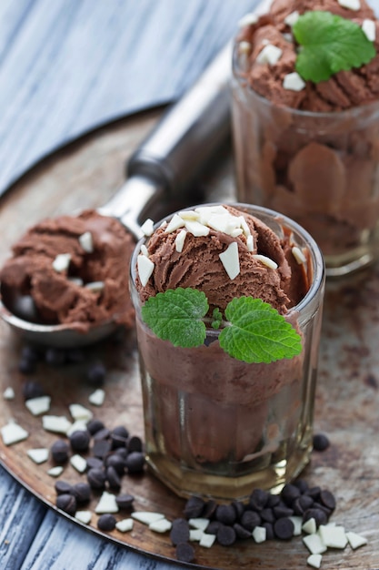 Helado de chocolate con menta.