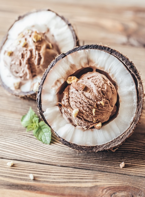 Helado de chocolate en las mitades de coco