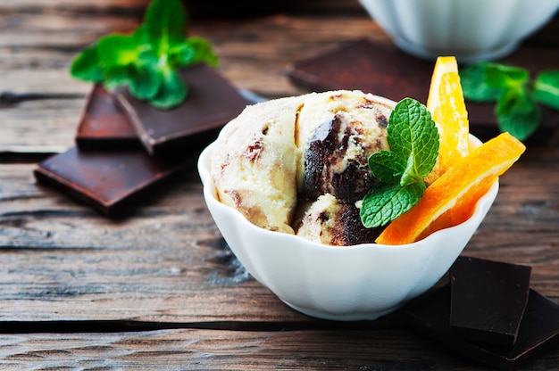 Helado de chocolate, naranja y menta.