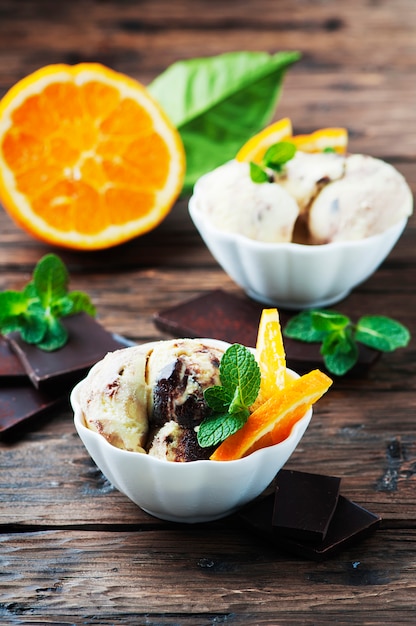 Helado de chocolate con naranja y menta