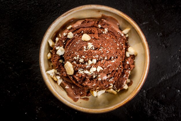 Helado de chocolate con nueces picadas