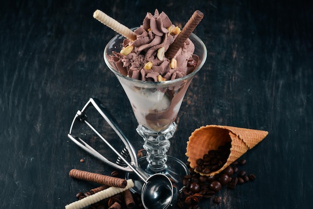 Helado de chocolate con nueces Sobre un fondo de madera negra Copiar espacio