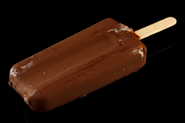 Helado de chocolate en un palito