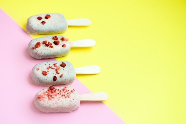 helado de chocolate en palitos con chispas rojas