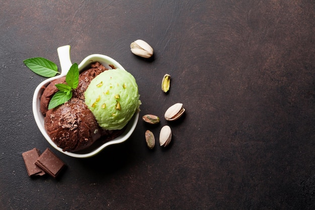 Helado de chocolate y pistacho