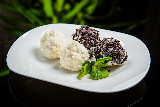 Helado de chocolate en un plato blanco