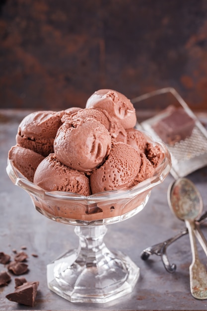 Helado de chocolate. Postre dulce de verano.