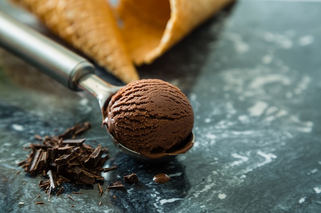 Helado de chocolate en primicia