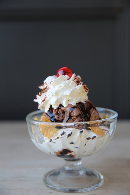 Helado de chocolate sobre fondo de madera