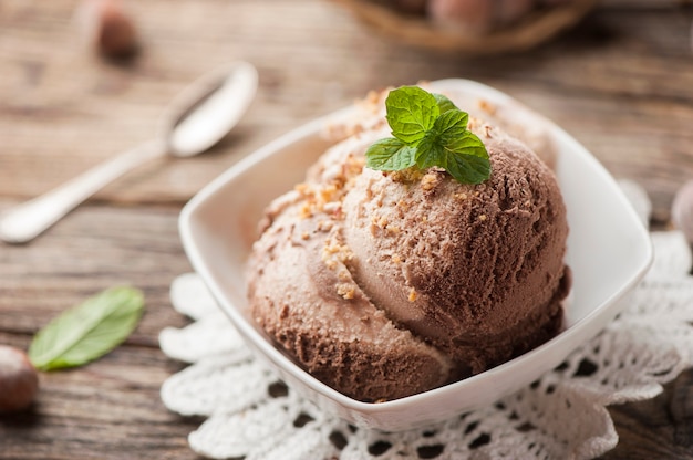 Helado de chocolate sobre tabla de madera