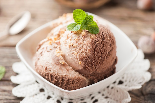 Helado de chocolate sobre tabla de madera