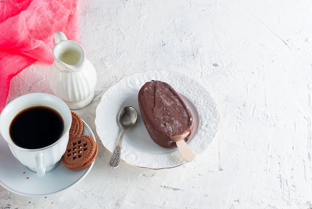 Helado de chocolate y una taza de café.