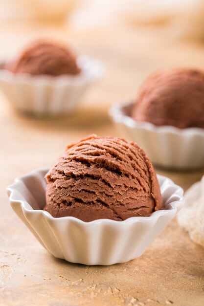 Helado de chocolate en un tazón blanco.