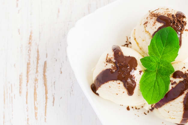 Helado de chocolate en un tazón blanco