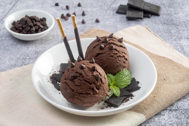 Foto helado de chocolate en el tazón