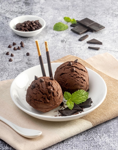 Foto helado de chocolate en el tazón