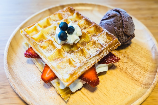 helado de chocolate con waffle belga