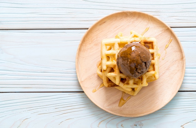 helado de chocolate con waffle