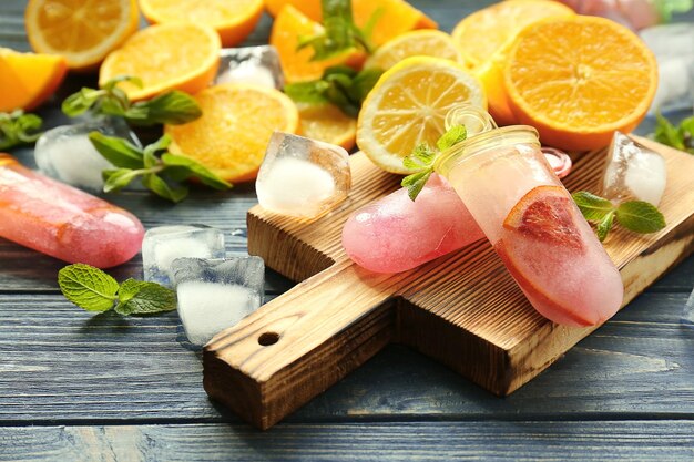 Helado de cítricos con frutas en una mesa de madera