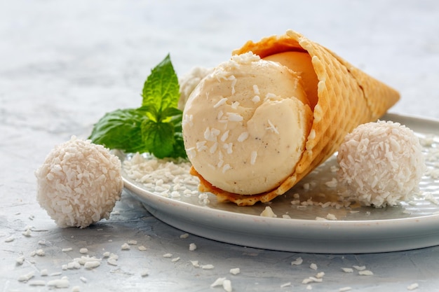 Helado de coco en cono de gofre copos de coco y menta