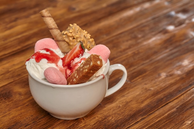 Helado de cóctel de helado en un tazón con obleas y dulces