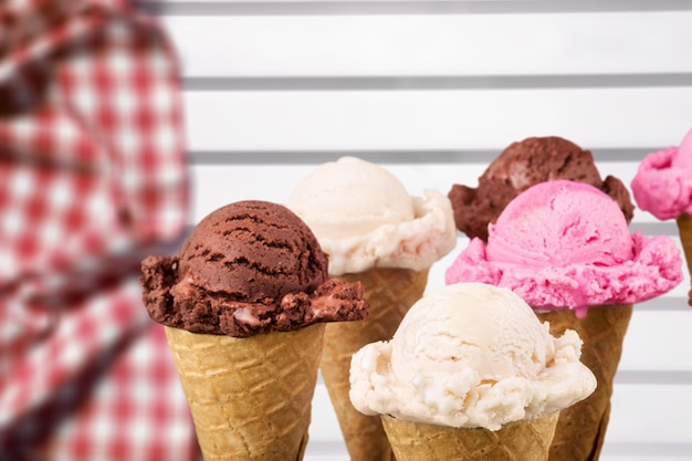 Helado de color frío con cono de galleta