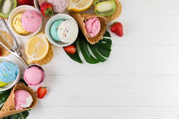 Foto helado de colores servido con frutas.