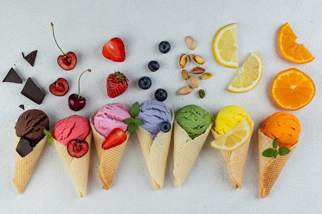 Foto helado colorido en conos de galleta