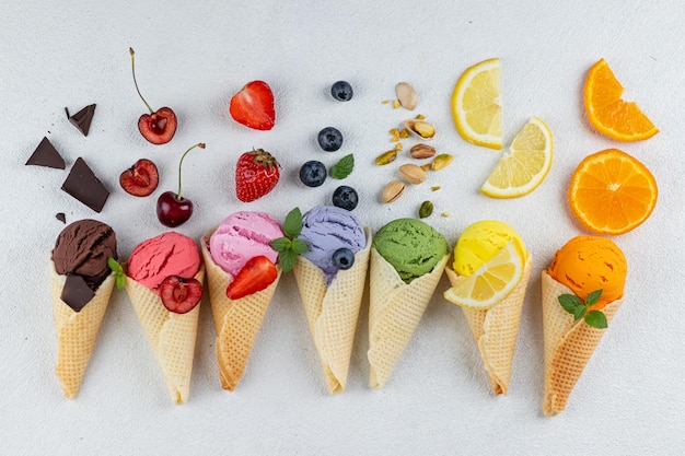 Foto helado colorido en conos de galleta