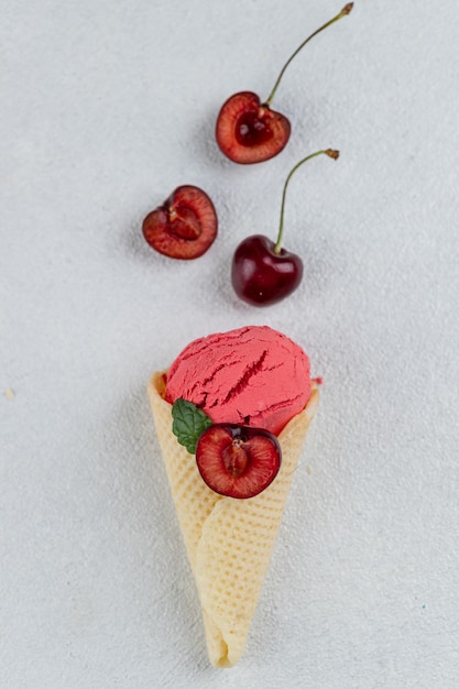 Foto helado colorido en conos de galleta