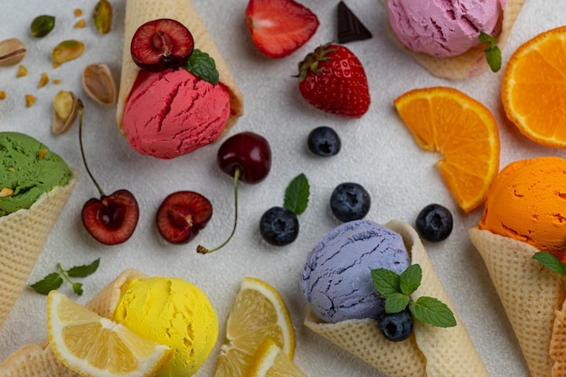 Foto helado colorido en conos de galleta