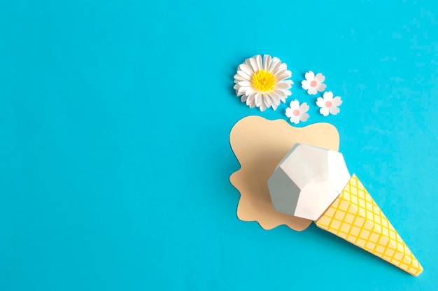 Helado en cono de galleta y flores de papel