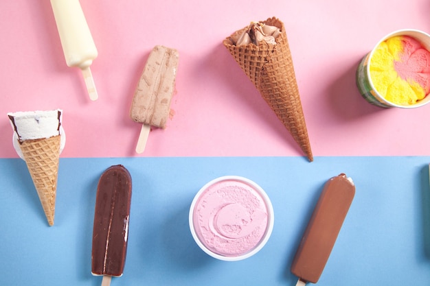 Helado. Cono de galleta, fresa, vainilla, chocolate