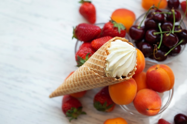 Foto helado en cono de gofres y fruta