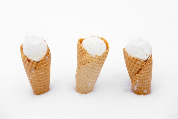 Helado en cono de waffle en nieve