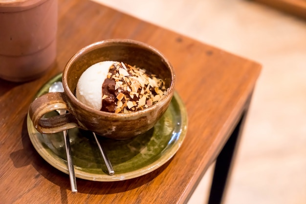 Helado con crema de chocolate.