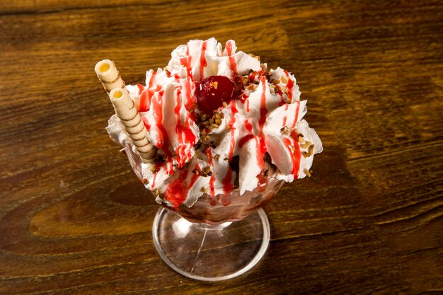 Helado con crema de fresas y chantilly