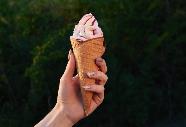 helado con cuchara de madera