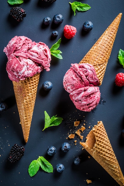 Helado dulce con bayas en pizarra